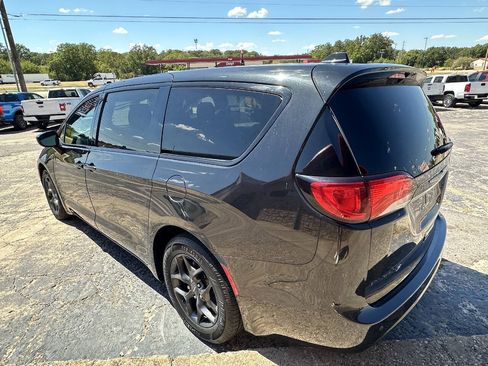 Used 2019 Chrysler Pacifica Touring Plus w/ S Appearance Package FWD image 6