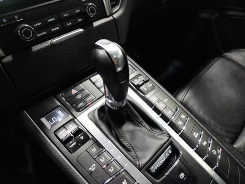 Used 2018 Porsche Macan AWD/4WD image 19