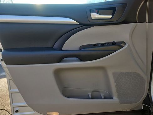 Used 2019 Toyota Highlander SE image 23