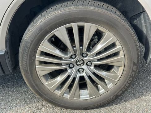 Used 2023 Toyota Venza Limited AWD/4WD image 13