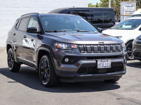 Used 2022 Jeep Compass Latitude w/ Convenience Group AWD/4WD image 3
