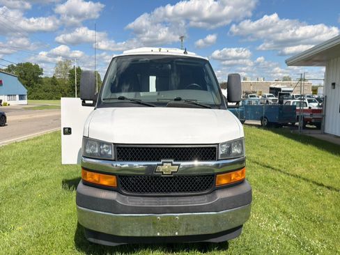 Used 2019 Chevrolet Express 3500 w/ Power Convenience Package RWD image 9