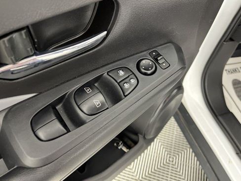 Used 2024 Nissan Kicks SR w/ SR Premium Package FWD image 27