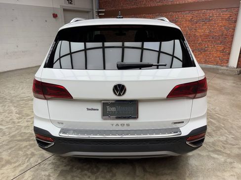 Used 2023 Volkswagen Taos SE w/ Panoramic Sunroof Package AWD/4WD image 4