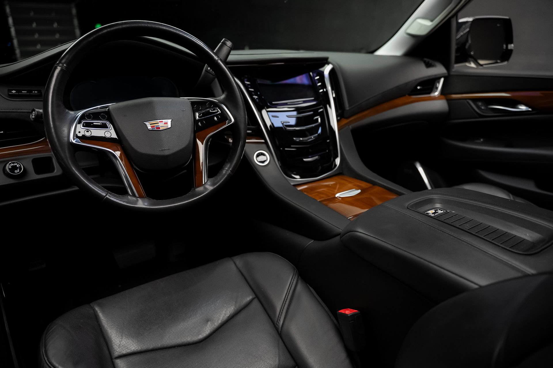 Used 2020 Cadillac Escalade Luxury RWD image 2