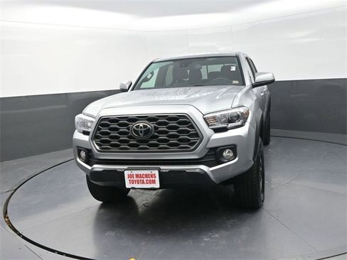 Used 2022 Toyota Tacoma TRD Off-Road image 2