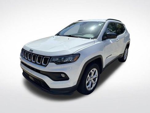 Used 2024 Jeep Compass Latitude AWD/4WD image 3