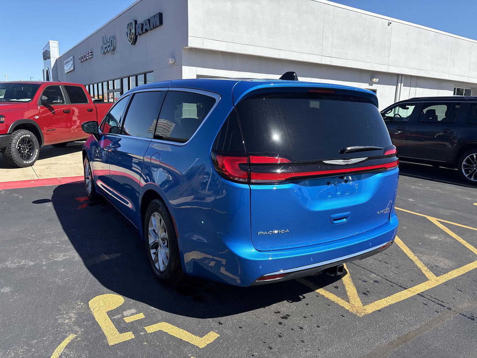 Used 2026 Chrysler Pacifica Limited w/ Trailer Tow Group FWD image 7