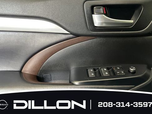 Used 2018 Toyota Highlander XLE w/ Carpet Mat Package (TMS) FWD image 11