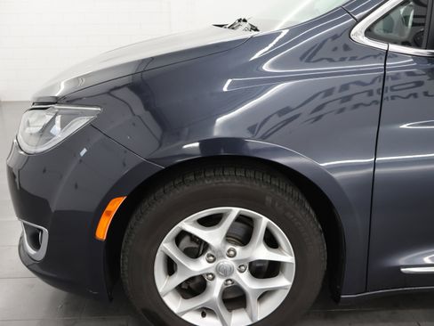 Used 2020 Chrysler Pacifica Limited FWD image 32