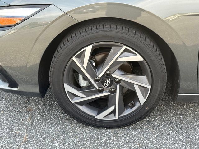 Used 2025 Hyundai Elantra SEL FWD image 18