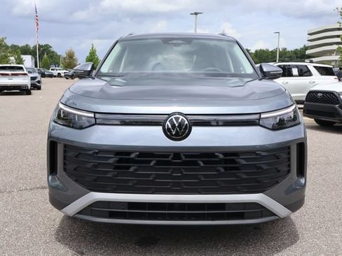 Certified 2025 Volkswagen Tiguan SE FWD image 3