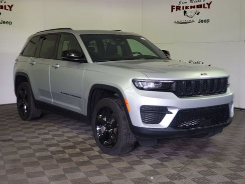 Used 2024 Jeep Grand Cherokee Altitude AWD/4WD image 2
