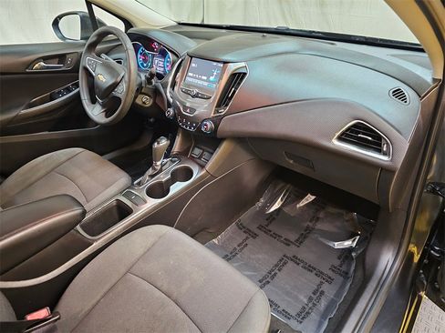 Used 2017 Chevrolet Cruze LT image 12