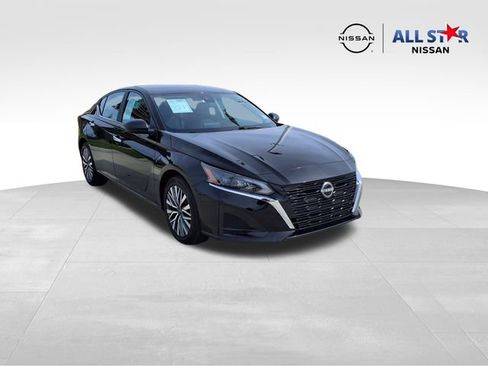 Used 2025 Nissan Altima 2.5 SV FWD image 1
