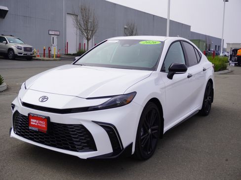 Used 2026 Toyota Camry Hybrid image 7