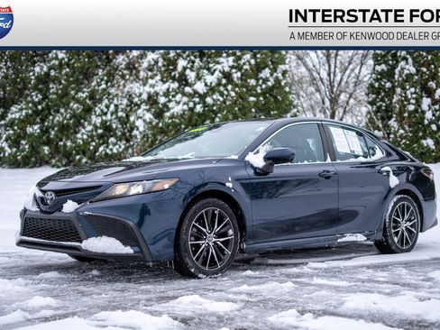 Used 2021 Toyota Camry SE image 1