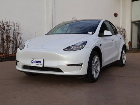 Used 2021 Tesla Model Y Long Range image 3