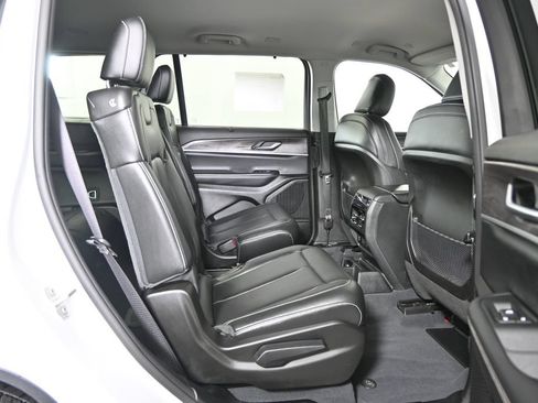 Used 2023 Jeep Grand Cherokee L Limited w/ Luxury Tech Group II AWD/4WD image 16