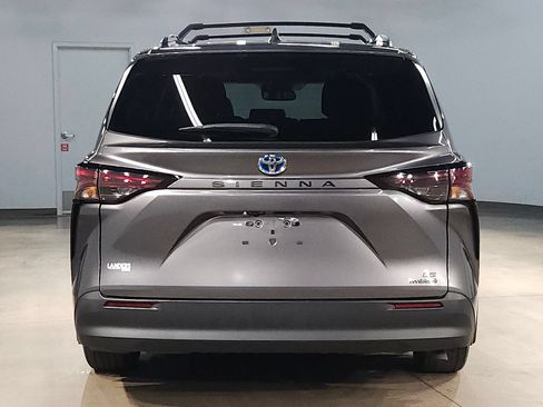 Used 2023 Toyota Sienna LE w/ LE Plus Package FWD image 6