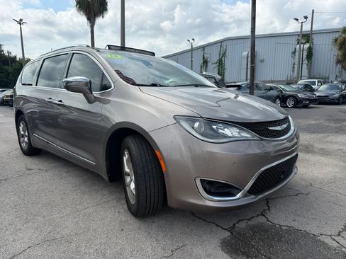 Used 2018 Chrysler Pacifica Limited w/ Advanced Safetytec Group FWD image 3