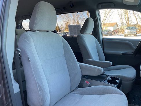 Used 2015 Toyota Sienna LE image 40