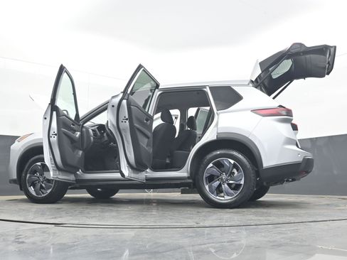 Used 2025 Nissan Rogue SV image 43