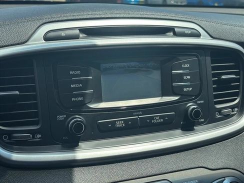 Used 2018 Kia Sorento LX AWD/4WD image 5