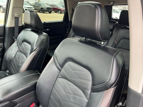 Used 2025 Nissan Pathfinder Platinum w/ Lighting Package (N92) image 31