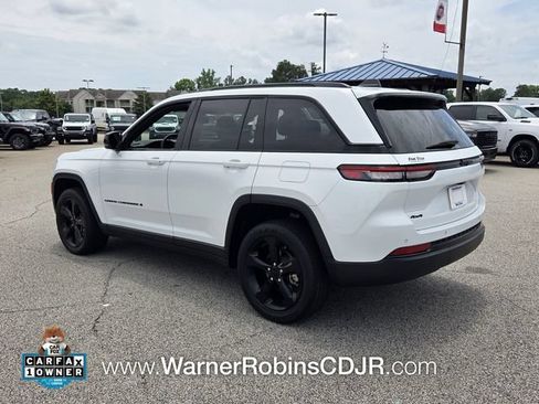 Used 2023 Jeep Grand Cherokee Altitude AWD/4WD image 10