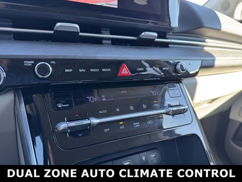 Used 2024 Kia Carnival EX image 8