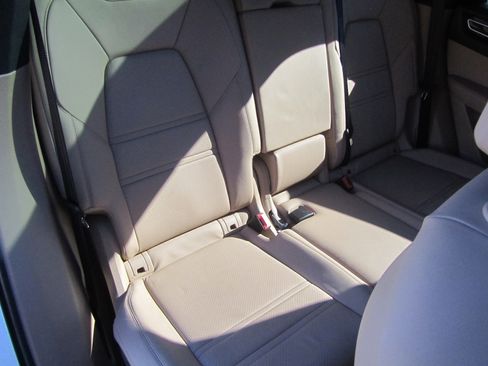 Used 2022 Porsche Cayenne image 23