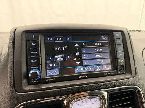 Used 2013 Chrysler Town & Country Touring-L w/ Driver Convenience Group FWD image 18