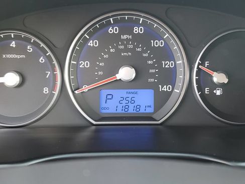 Used 2010 Hyundai Santa Fe Limited AWD/4WD image 16