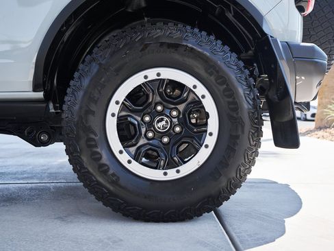 Used 2022 Ford Bronco Badlands image 8