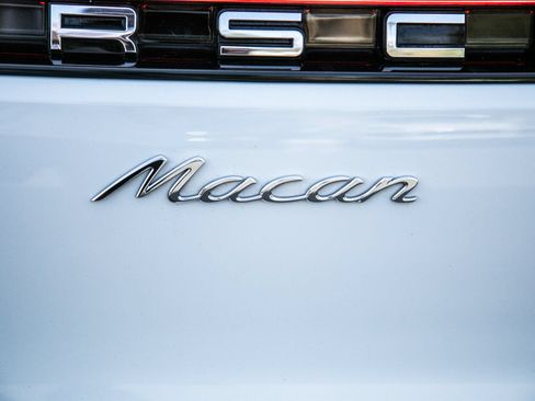 Certified 2023 Porsche Macan AWD/4WD image 27