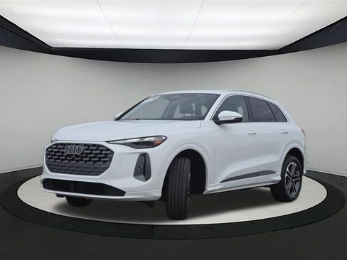 Certified 2025 Audi Q5 Premium w/ Convenience Package image 3