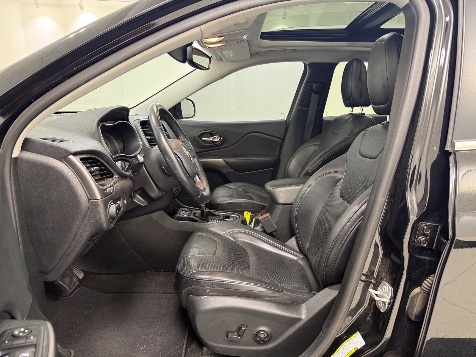 Used 2019 Jeep Cherokee Limited w/ Trailer Tow Group FWD image 17