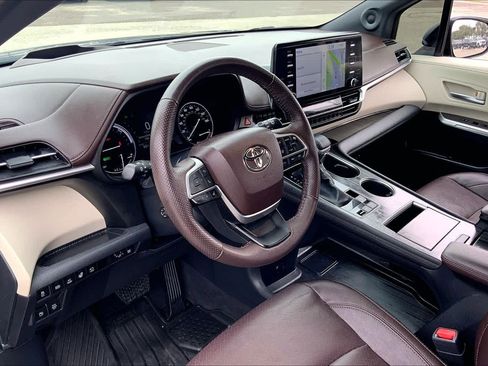 Used 2023 Toyota Sienna Platinum image 17