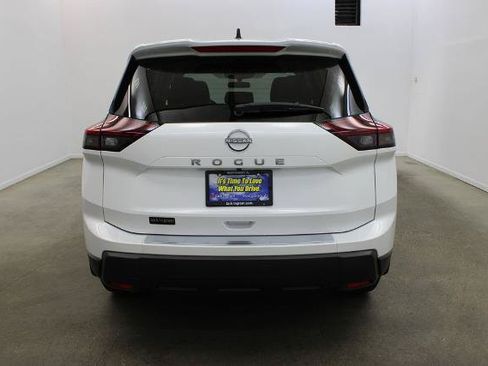 Certified 2026 Nissan Rogue SV FWD image 4