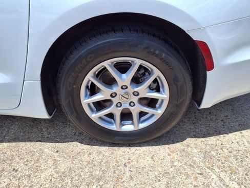 Used 2024 Chrysler Pacifica Touring-L FWD image 31
