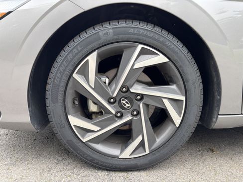Used 2025 Hyundai Elantra Limited FWD image 10
