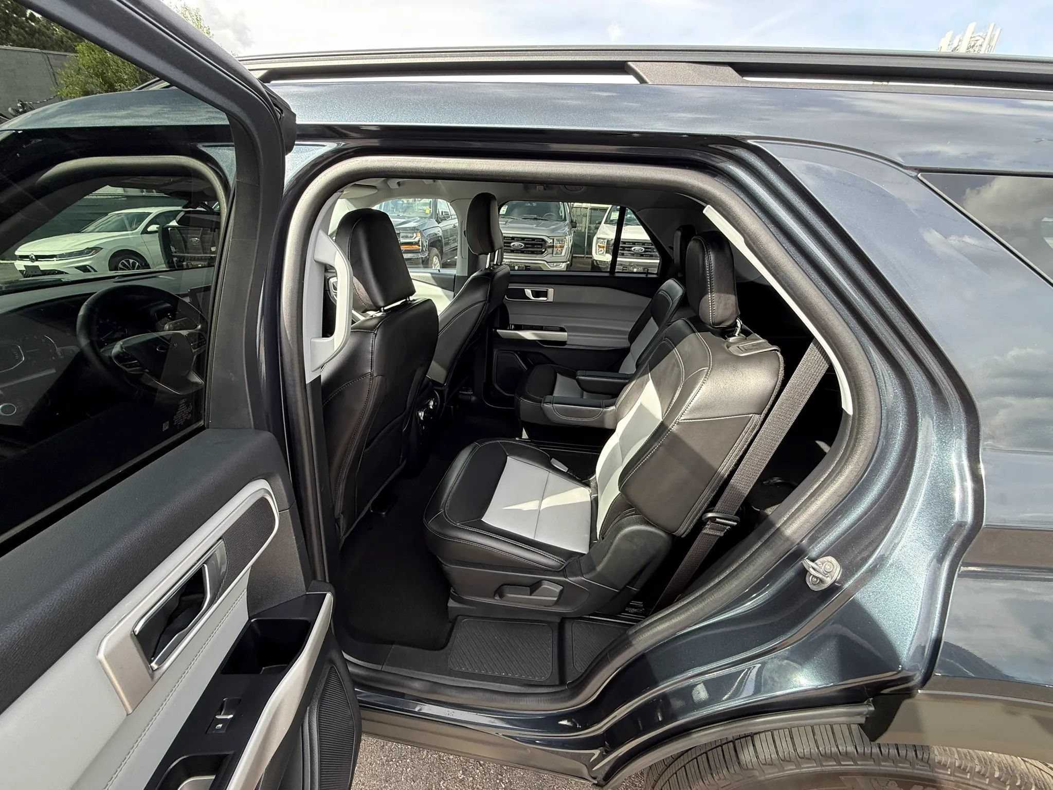Used 2022 Ford Explorer XLT w/ Equipment Group 202A AWD/4WD image 16