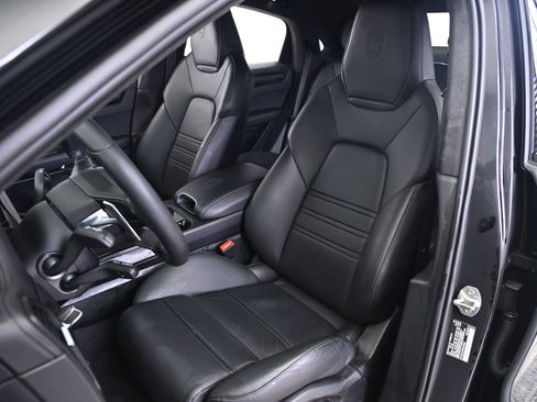 Used 2023 Porsche Cayenne Turbo GT image 5