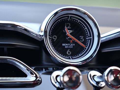 Used 2025 Bentley Bentayga AWD/4WD image 25