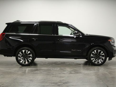 Used 2025 Ford Expedition Platinum w/ Driver's Package AWD/4WD image 9