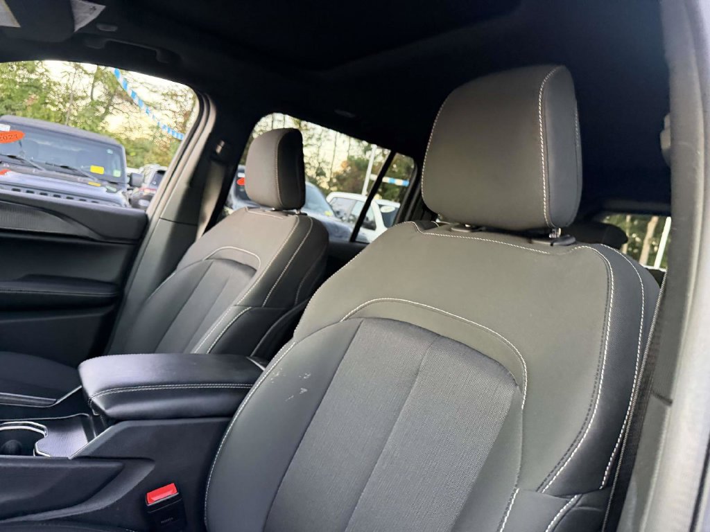 Used 2025 Jeep Grand Cherokee Laredo X AWD/4WD image 17