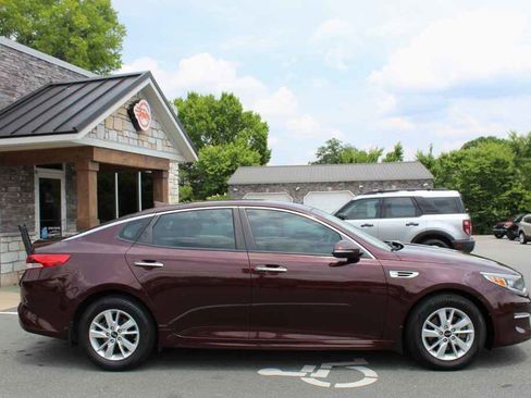 Used 2017 Kia Optima LX w/ Convenience Package FWD image 4