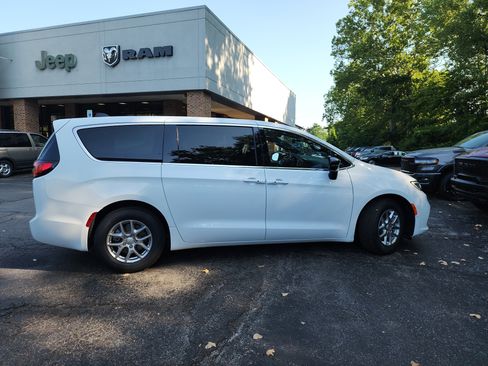 New 2026 Chrysler Pacifica Select image 20