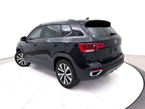 Used 2024 Volkswagen Taos SE FWD image 2